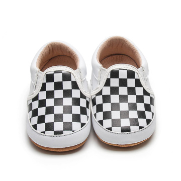 Novos sapatos de bebê de couro xadrez
