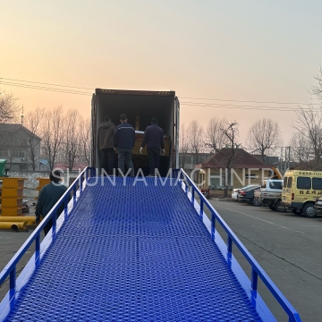 Ramp dermaga pemuatan mobil seluler yang disesuaikan dengan pelat tinggi yang dapat disesuaikan