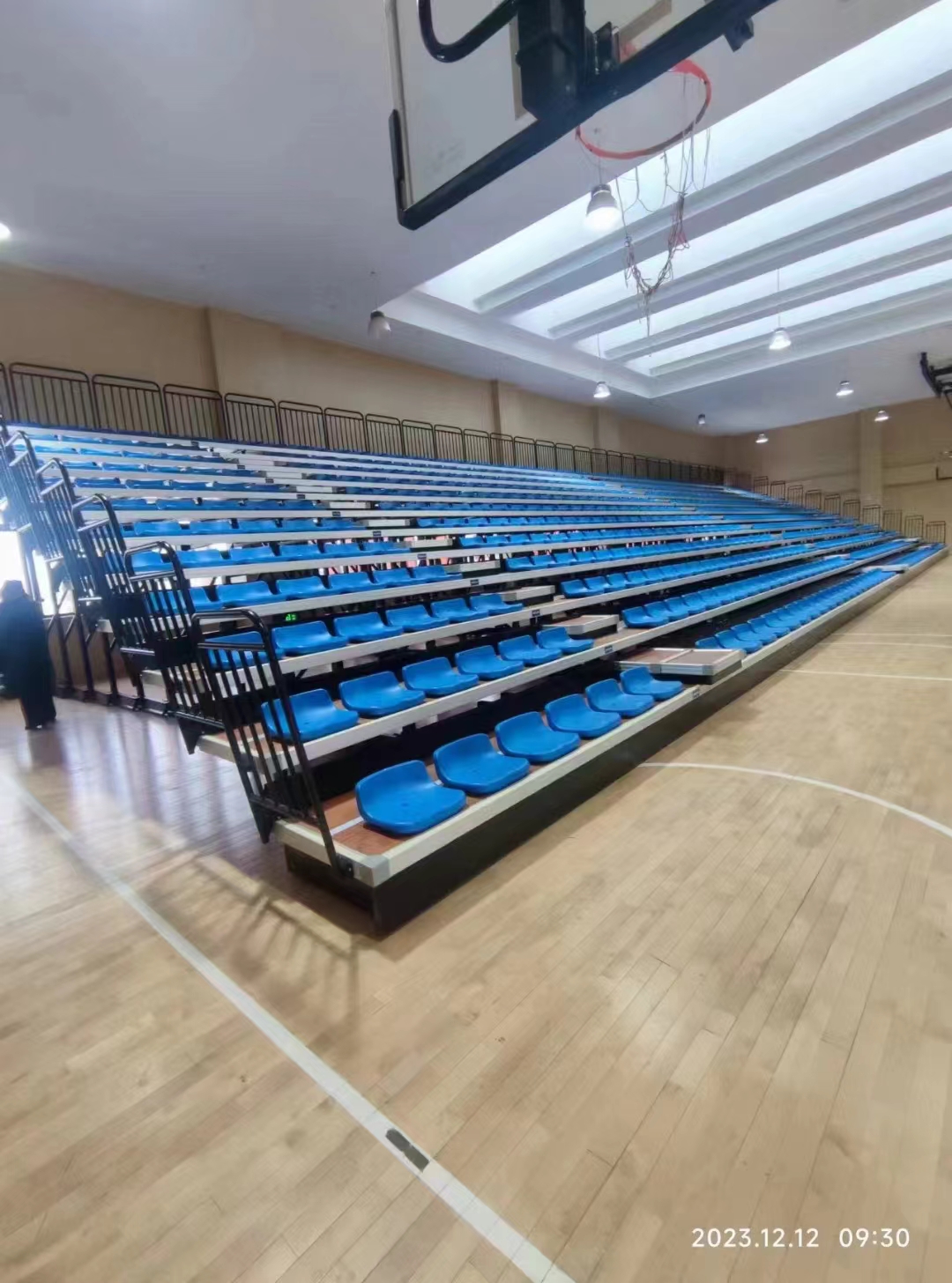 Electrical telescopic bleacher seat