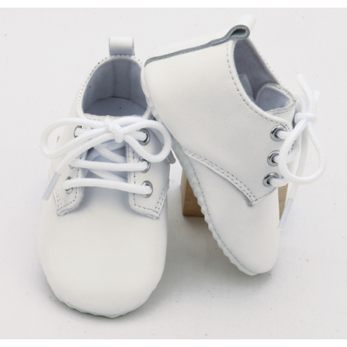 Sapatos de batismo de bebê com sola macia branca