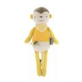 노란색 짧은 원숭이 아기가 봉제 장난감을 동반했습니다