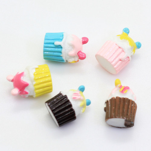 13*18mm Mini Cupcake A Forma di 3D Carino Cabochon Per Mestieri Fatti A Mano Decorativi Charms Cucina Frigo Ornamenti Perline Melma