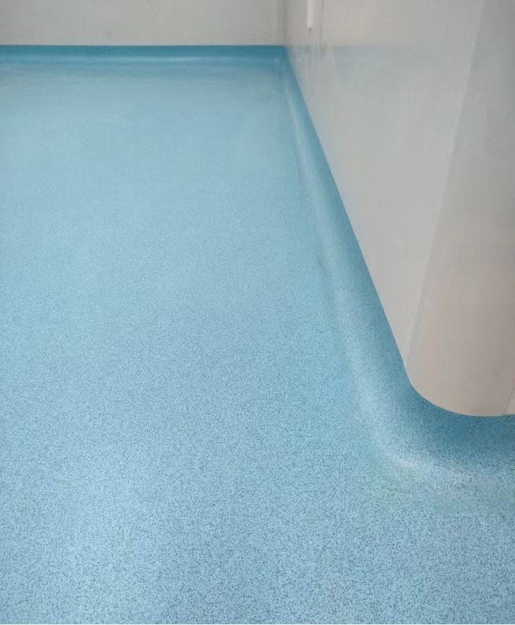 Autonivelante epoxi resistente a la intemperie con acabado color arena