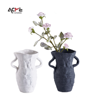Modern Minimalist Heart-Shaped Ceramic Vase: Unique Pipeline Design for Desk Decor and Flower Arrangement