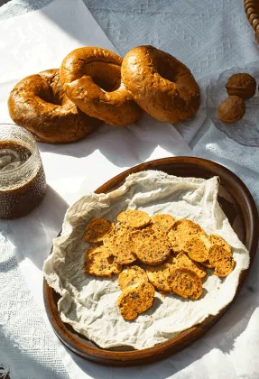 Delicious Bagel Chips: Chocolate, Honey, and Garlic Flavors