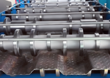 Rolling equipment for corrugated panels of automobiles