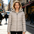 Chaqueta con aspecto de plumón y capucha.