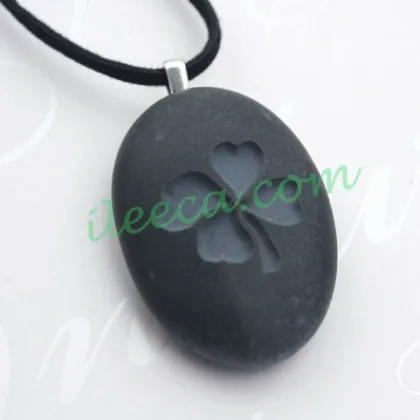 Clover lucky stone pendant