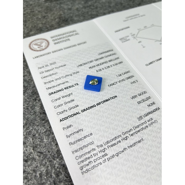 เพชร Pear Fancy Vivid Green Lab 1.04CT VVS2