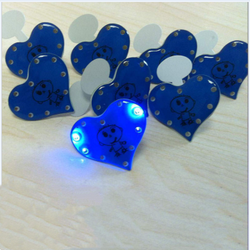 Produttori di badge a LED personalizzato: badge per spille lampeggianti a forma di cuore