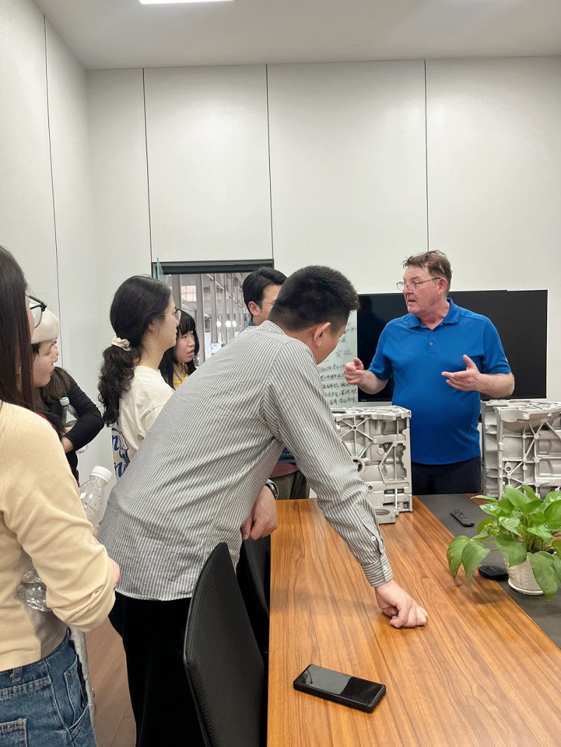 Former Ford engineer Mike and Cheng Zhihao's team visited the cam, cylinder head and cylinder block manufacturing plants