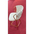 Silla de bar moderna en terciopelo con diseño dorado