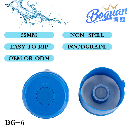 बाल्टी को नीले रंग के प्लास्टिक के ढक्कन से सील कर दिया गया है