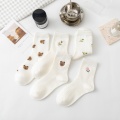 Calcetines blancos suaves y elegantes con bordado de níspero