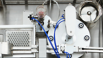 Vacuum Filling Closing Machine (ZLF300)