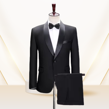 Abito per prestazione in bianco e nero per lo sposo elegante sul palco