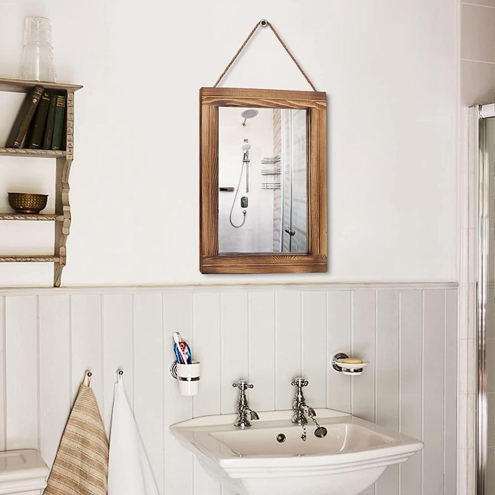 Декоративное настенное зеркало с деревянной рамкой
