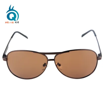 Metal frame aviator sunglasses model
