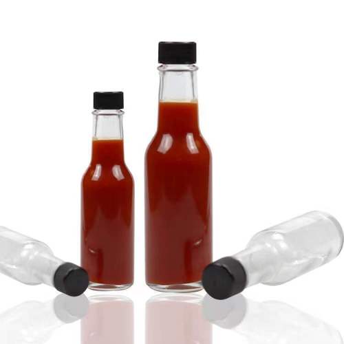 Szklana butelka z gorącym sosem chilli z pokrywką
