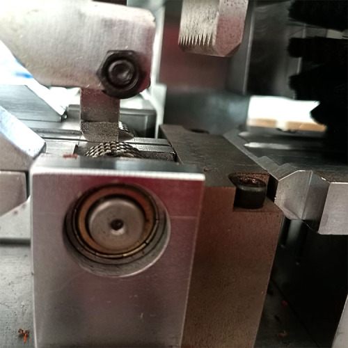 Máquina de corte de ponta totalmente automática para zíper de plástico
