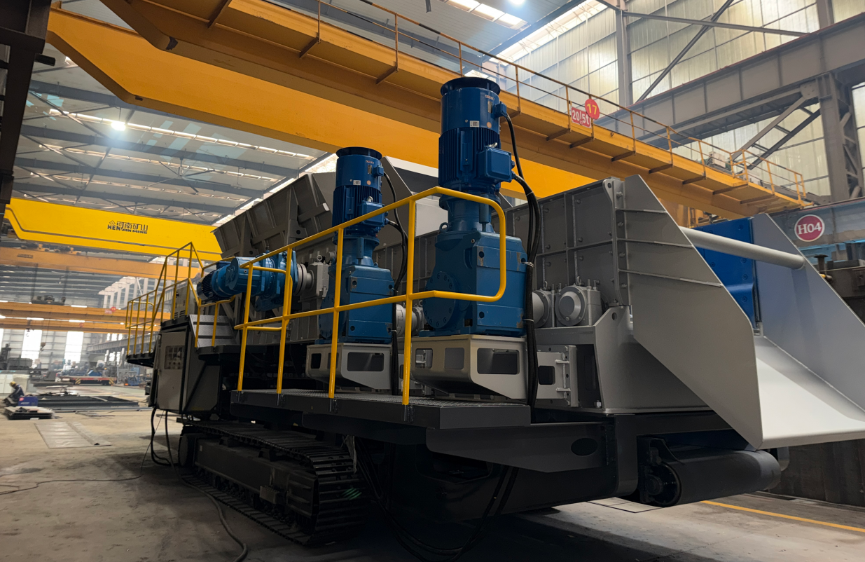 Crawler-type mud-stone separation roller scre