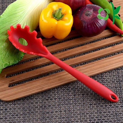 Colher coadora de macarrão de silicone para utensílios de cozinha de grande venda