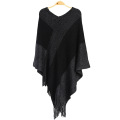 Elegant gestrickte Schalponcho von Frauen