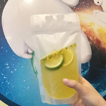 ストローと漏斗付きのカスタムプラスチックドリンクポーチ