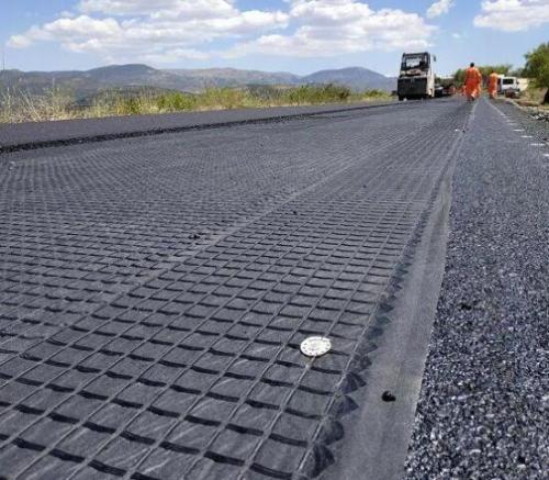 Rajutan geogrid poliester dengan komposit geogtekstil