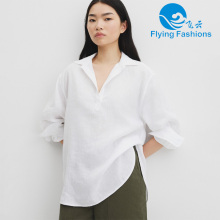 Una camisa blanca de moda para damas.