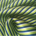 100% полиэстер, атласная ткань в полоску с принтом зеленого цвета для платья