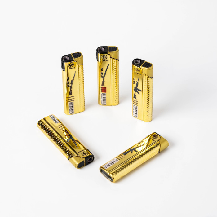 Isqueiro em folha de ouro com tema de armas de fogo militares