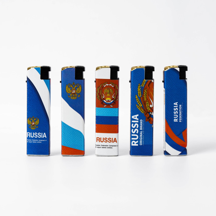 Зажигалка с изображением российского герба и флага.