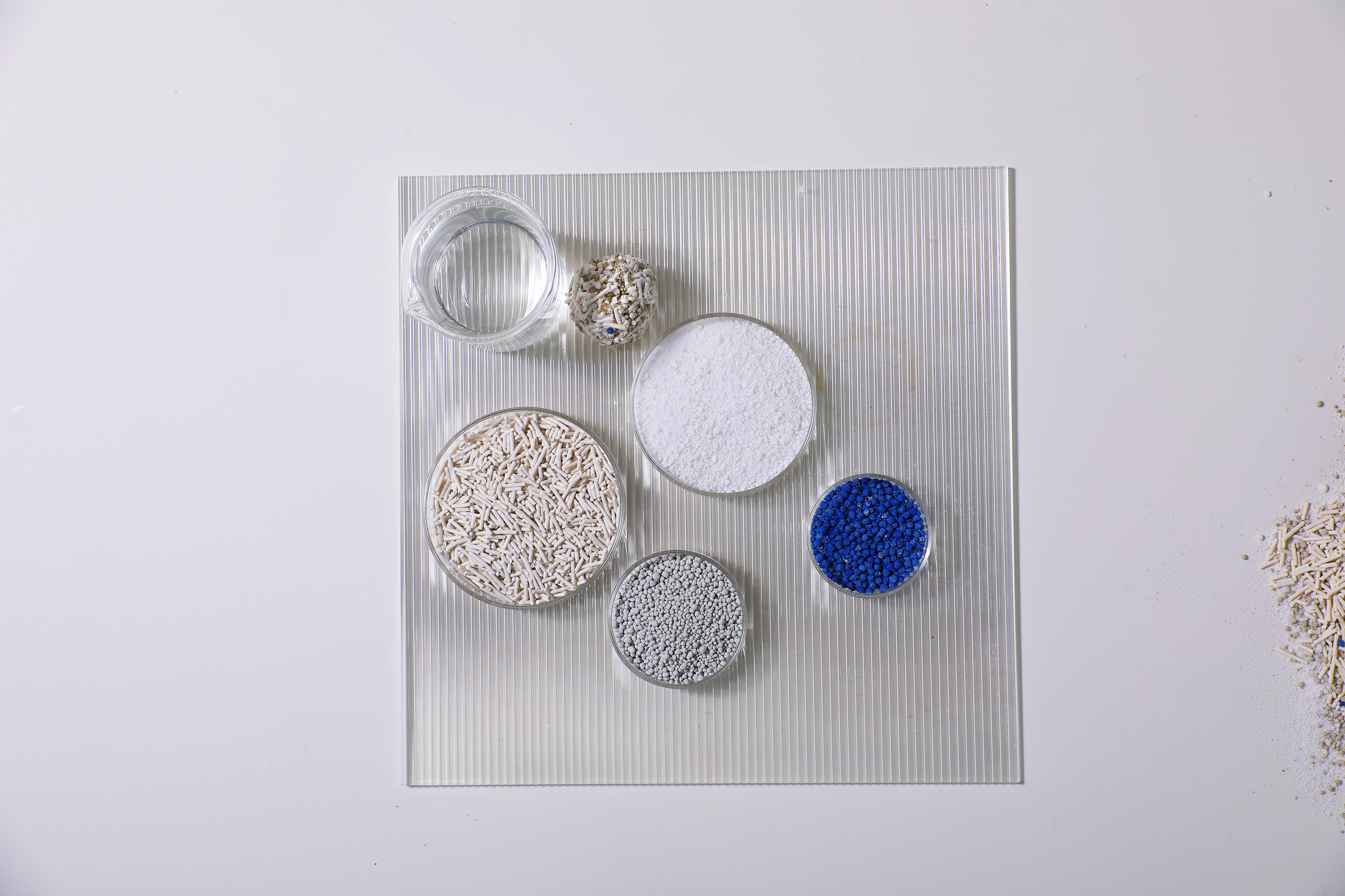 Mixed cat litter with packaging