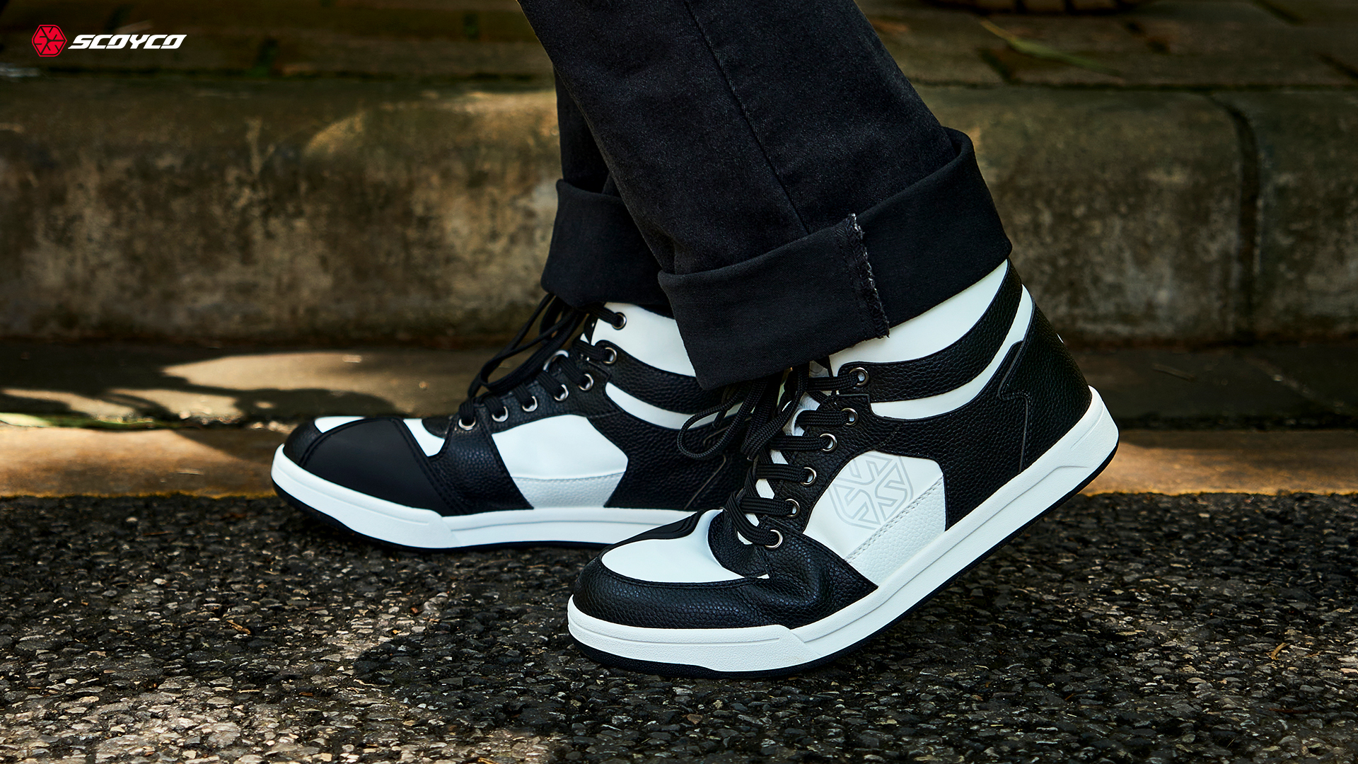 Motorcycle shoes with ankle protection