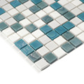 カラフルなモザイクバックスプラッシュタイルガラスの浴室の床