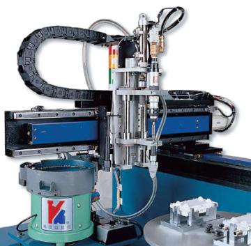 Multiaxial screwing machine for screw