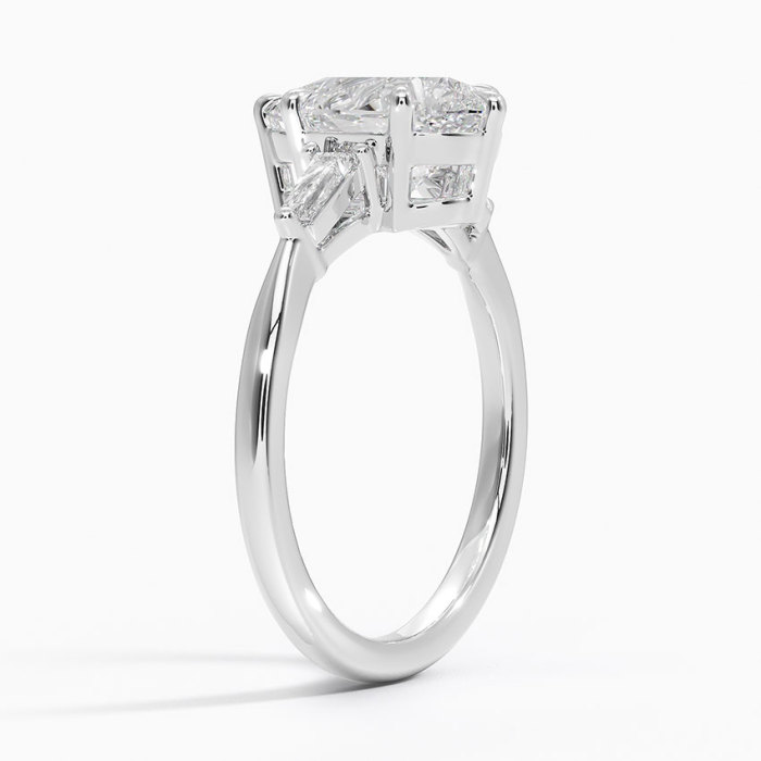 แหวนเพชรทรงแพร์คัททอง 18K สามเม็ด