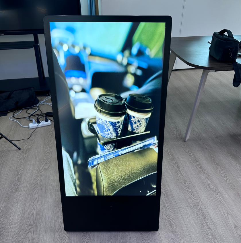 שילוט דיגיטלי נייד בדירוג IP65 עמיד למים עם מחברים תעשייתיים