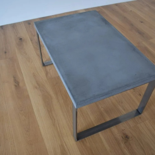 Grau rechteckiger minimalistischer Betonmetalltisch