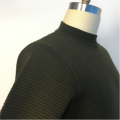 男性の半分の襟の細いストリップセーター