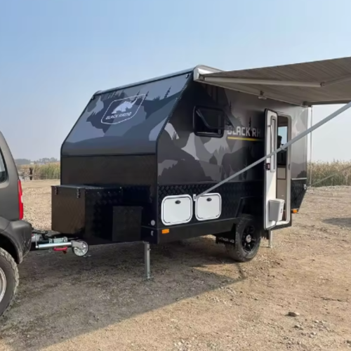 Campista de trailer de motocicleta de acampamento fora da estrada