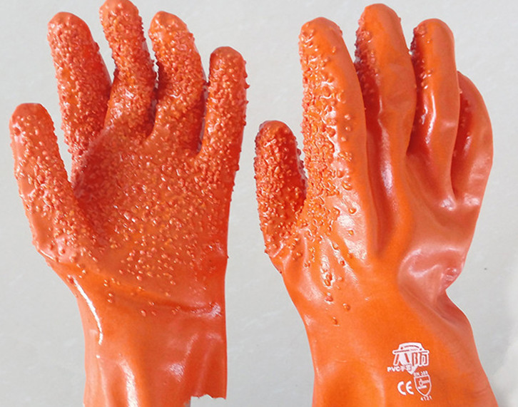 Guantes de pellet naranja para protección contra el frío.