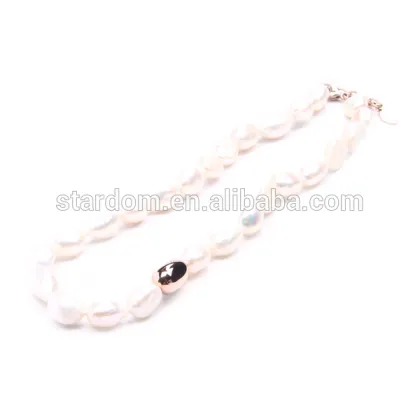 Handmade gift-giving shiny pearl necklace display