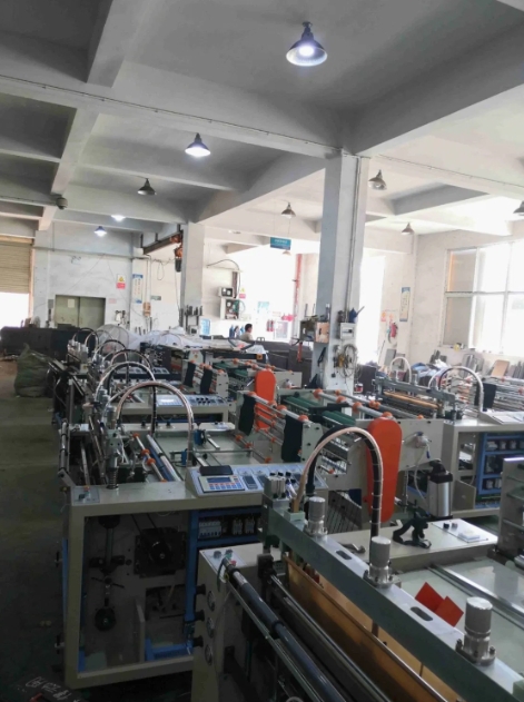 מכונה להכנת תיקי חולצה בצבע כפול