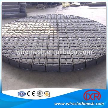 Metal structured packing in ceramics