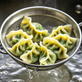 Bolinhos congelados - misture com cebolinha, ovos e camarão