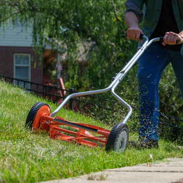 14-Inch 4-Blade Push Reel Lawn Mower with Lightweight Design and Manual Operation