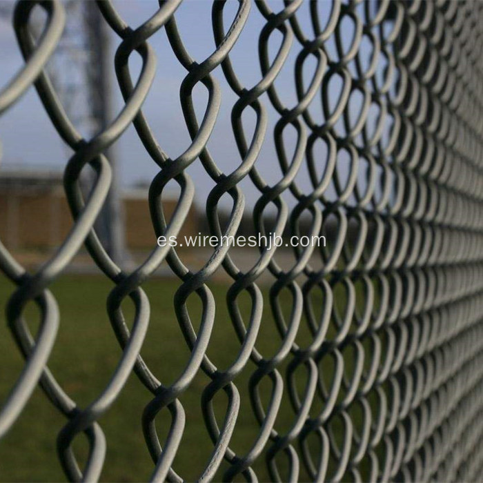 La valla de enlace de cadena de color verde cerca de cancha de básquetbol