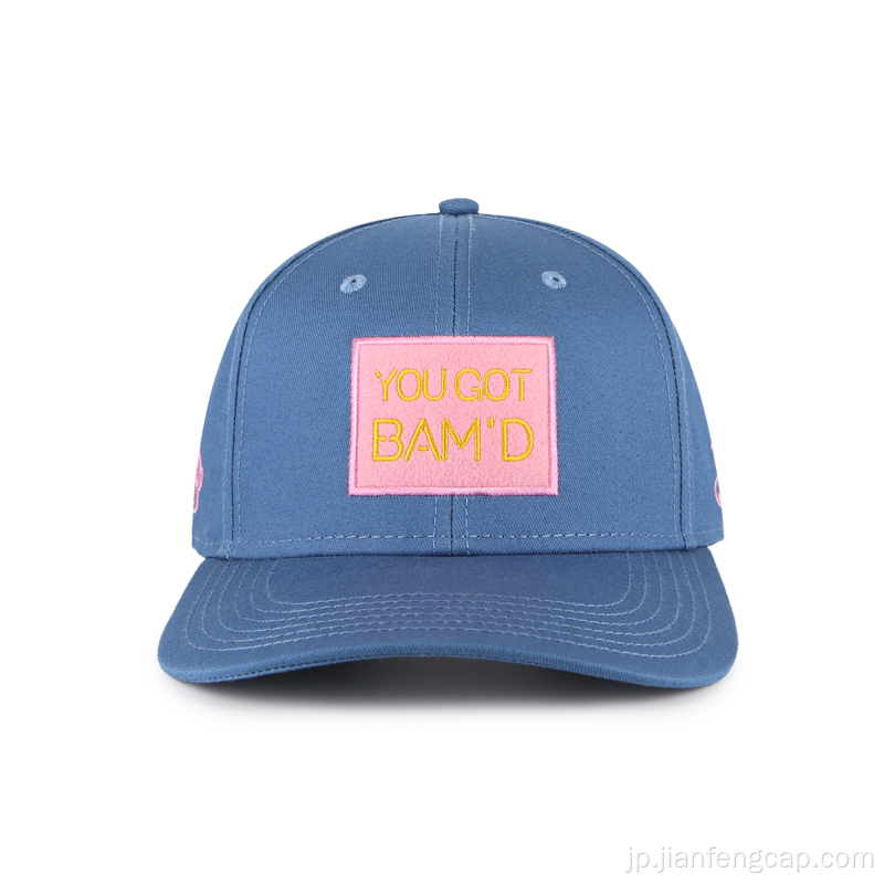 フェルトパッチ付きのシンプルな野球帽